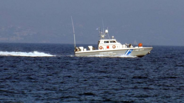 Трима души са в неизвестност след корабокрушение с 21 мигранти край
