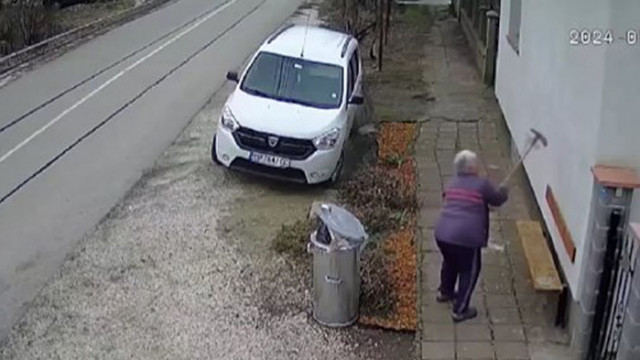 Възрастна жена напада съседите си с мотика