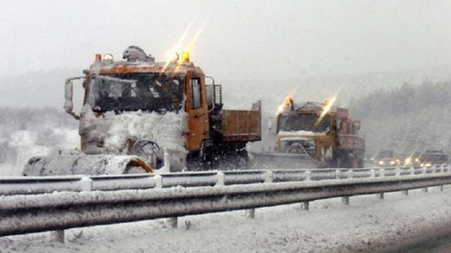 680 снегорина чистят пътищата в страната