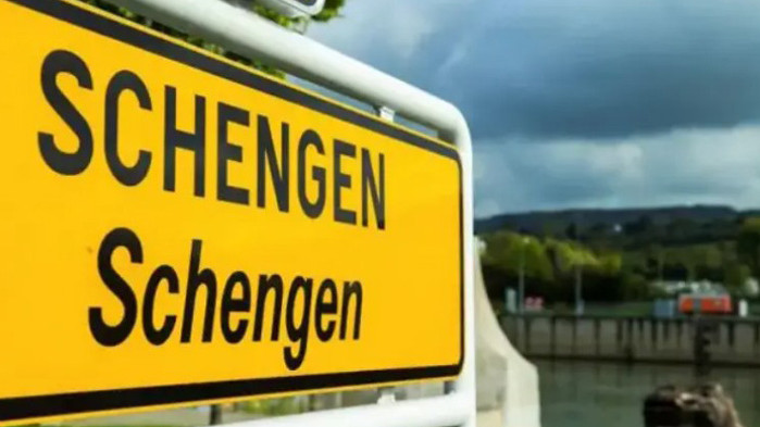 По български: АИКБ зоват за бойкот на австрийски търговски вериги заради Шенген. БТПП са против