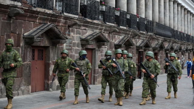 Въоръжени нахлуха в телевизионно студио в Еквадор