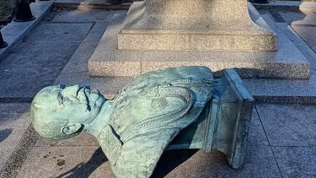 Бутнаха фигурата на Граф Игнатиев от бюст паметника му във Варна  