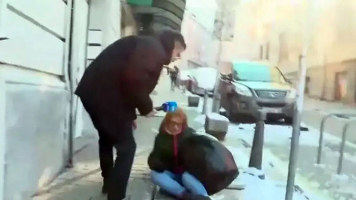 Докато телевизия прави репортаж, жена счупи ръката си на заледен тротоар в София (ВИДЕО)