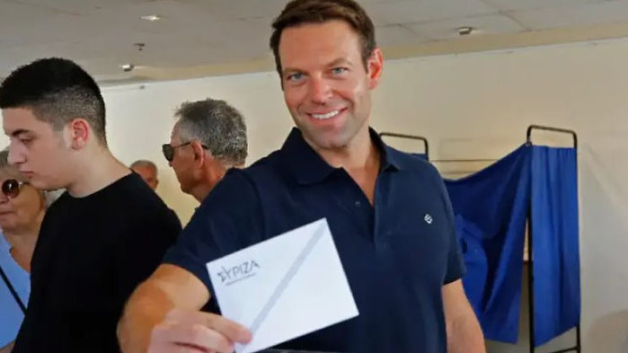 Лидерът на гръцката опозиция Стефанос Каселакис влиза в казармата, съобщиха