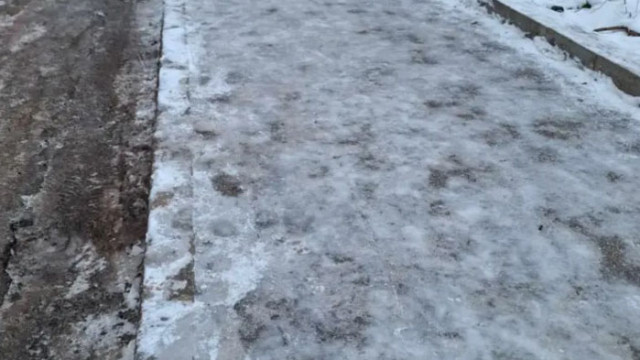 Ледени пързалки са тротоарите в София повече от седмица след
