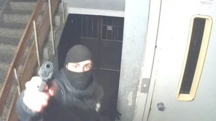 Въоръжени нахлуха в блок в "Овча купел"