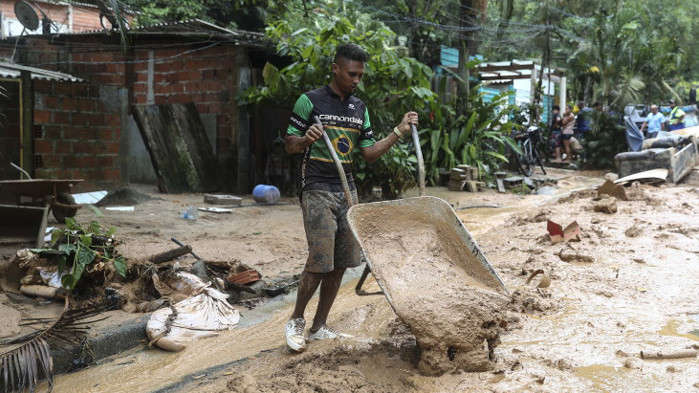 Най-малко единадесет души са станали жертва на проливни дъждове в