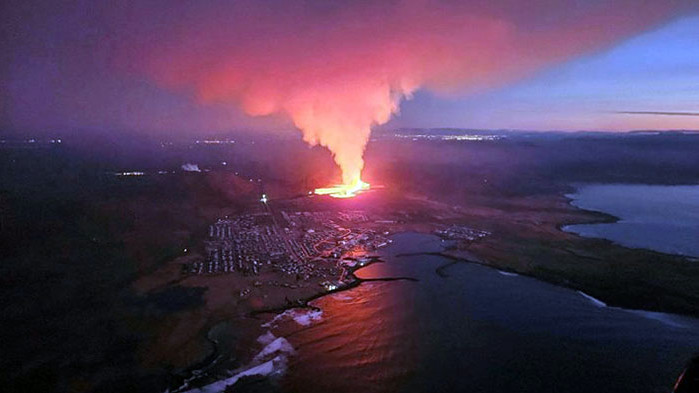 Сгради се запалиха след изригването на исландския вулкан. Видеоклип показва