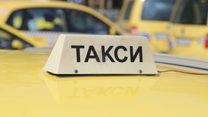 Дрогиран таксиджия вози клиенти