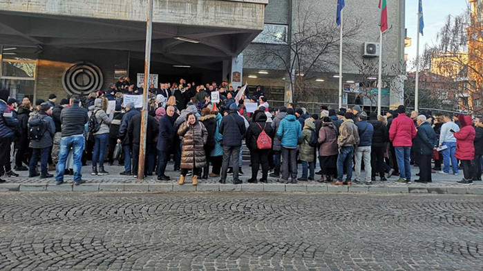 Протестиращи срещу плановете за демонтаж на "Альоша" бяха спрени от полицаи в Пловдив