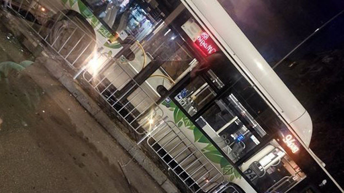 Пострадалата жена, блъсната от автобус в София, е с множество