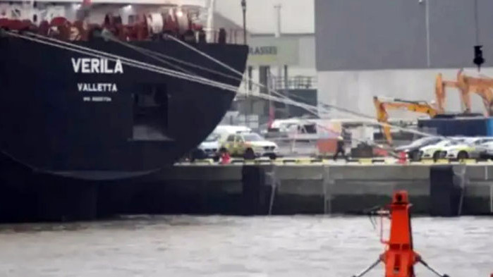Корабът Верила“, задържан в Ирландия заради открити около 300 кг