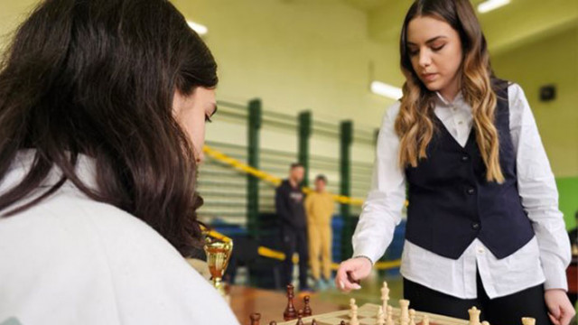 Нургюл Салимова игра шах с ученици, както дядо й е играл с техен учител (ВИДЕО)