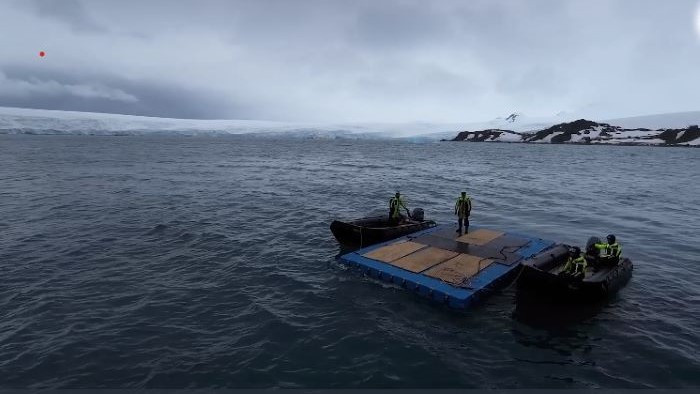 Български учени на Антарктида, определят къде НИК 421 да пуска котва, за да се събират проби