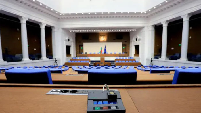 След повече от три часа дебати депутатите избраха Десислава Атанасова