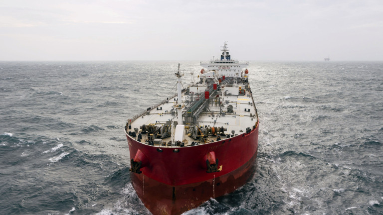 7 големи танкера с петрол за Европа се бавят заради ситуацията в Червено море