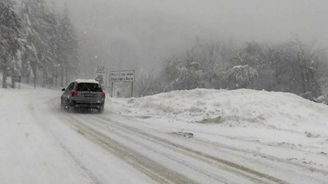 Заради снега в Северна Гърция забраниха движението на автомобили без вериги