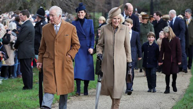 Съпругата на британския монарх често го побутва с чантата си  ако говори прекалено дълго Чарлз III научава