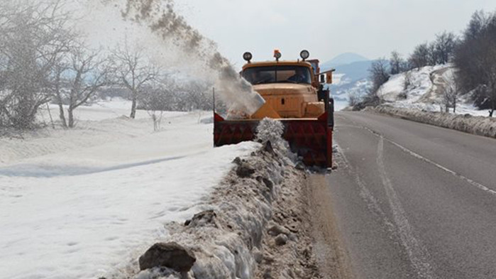 Републиканските пътища са проходими при зимни условия. Настилките са обработени,