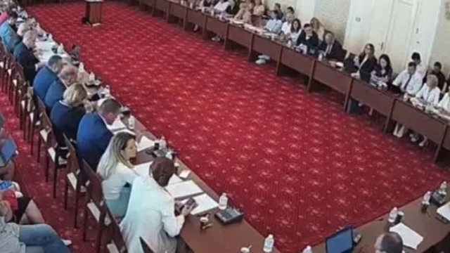 Депутатите членове на правната комисия се събират на извънредно заседание