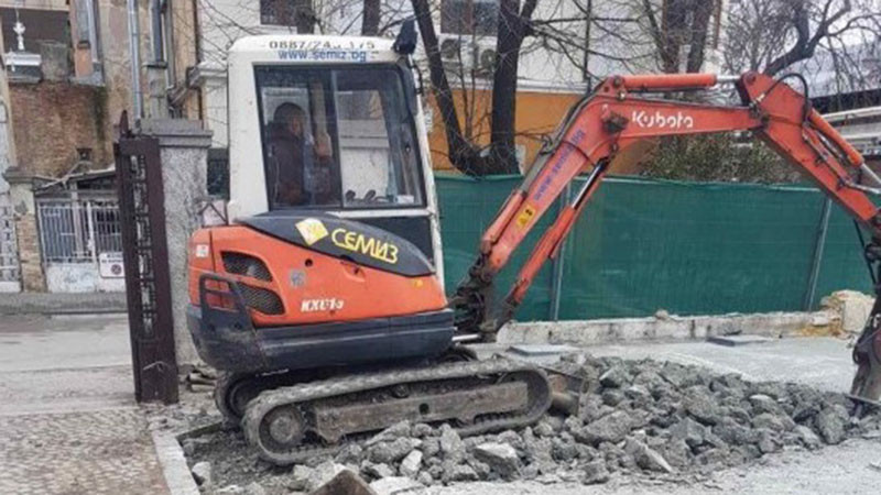 По предписание на Община Варна се разбива бетонът в двора на бул. „Сливница“ № 20