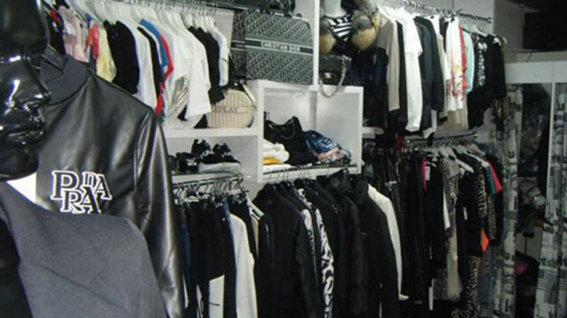 Близо 500 дрехи и чанти менте откриха в магазини в Банско