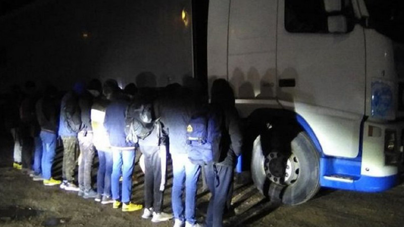 Задържаха група чужденци, укрити в тайник на товарен автомобил