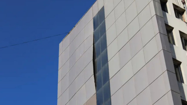 Силният вятър отлепи пана на най високата сграда в Разлог районът