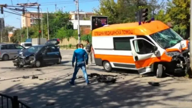 Линейка с болен пациент и автомобил се удариха в Шумен