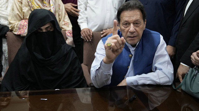 Бившият премиер на Пакистан Имран Хан получи трета присъда - 14 години затвор за корупция