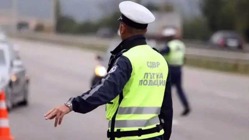 Хванаха 15-годишен младеж да шофира кола в Разградско, съобщиха от