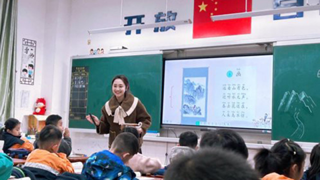 В Китай млада учителка преподава по начин, който ѝ печели популярност сред учениците
