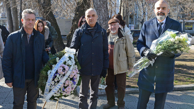 Заместник кметът по образование култура и спорт Павел Попов положи цветя