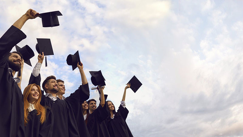 Устойчиво над 40% от младите завършват висше образование