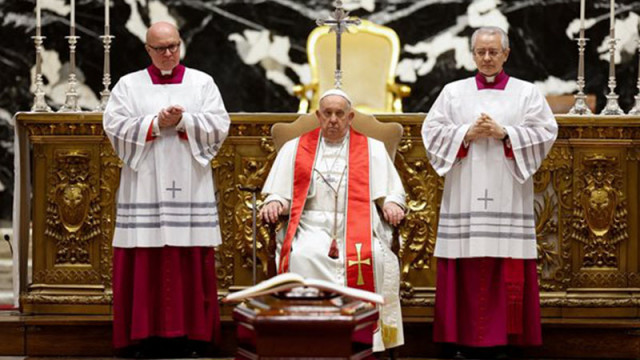 Сто жени бродират ленените покривки на папата, трудейки се доброволно и безплатно