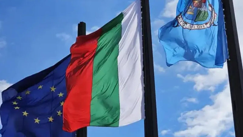 Кристиян Шкварек: Някой „обърнал резбата“ на националния флаг пред НДК