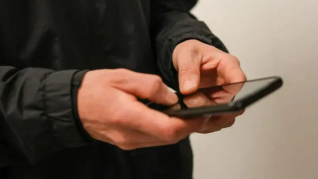 Великобритания обмисля да наложи забрана на мобилните оператори да вдигат