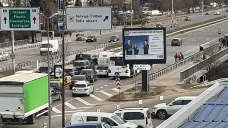 Автобус се удари в две коли на бул. "Цариградско шосе", има пострадали