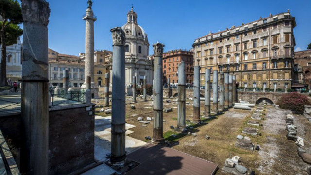 Внушителната колонада на базиликата на Траян в Рим заемаща важно