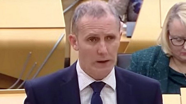Шотландски министър подаде оставка заради 13 000 евро сметка за iPad