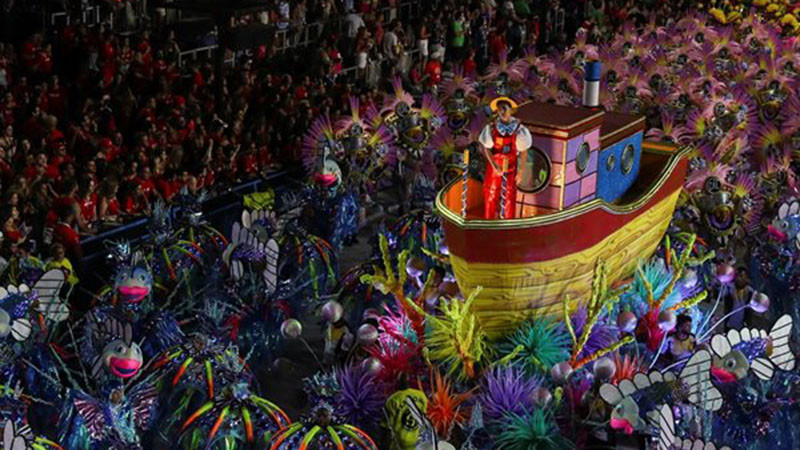 Започва карнавалът в Рио де Жанейро, съобщи АФП. Танцьорите са