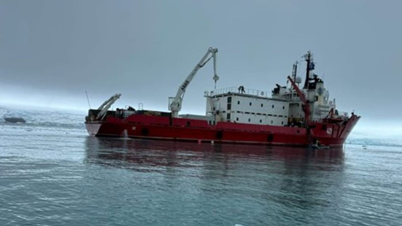 След последната мисия: Българският изследователски кораб отплава от Антарктида (СНИМКИ)