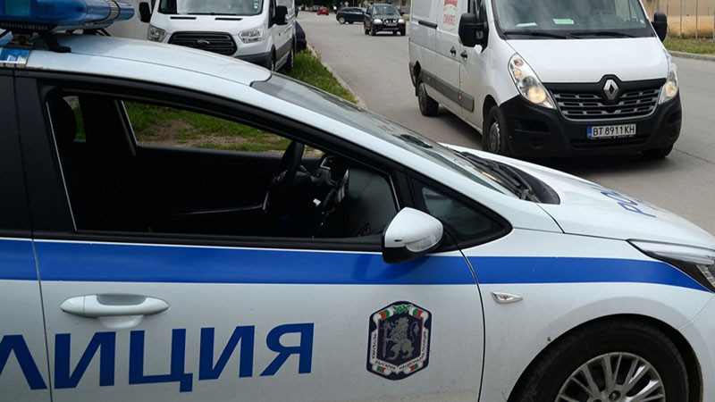 Психично болен се барикадира в дома си в София, хвърлял покъщнина върху минувачите