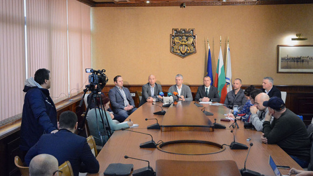 На нарочна извънредна пресконференция свикана в неделя кметът на Варна