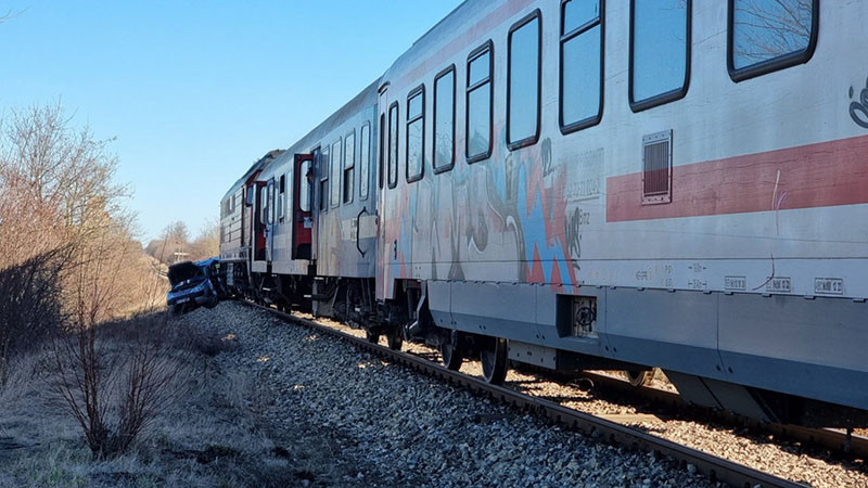Катастрофа между влак и кола в Сандански спря бързия влак Кулата-София