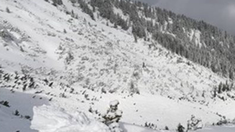 Лавина затрупа сноубордисти в Боровец, един е в неизвестност