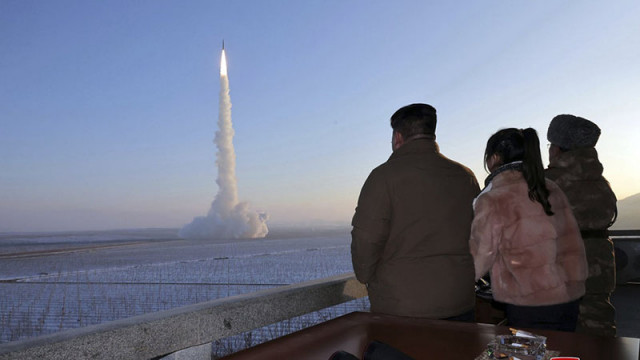 Ким Чен-ун наблюдава изстрелването на нова ракета земя-море "Падасури-6"