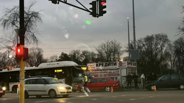 Катастрофа с градски автобус в София, ударени са 3 коли