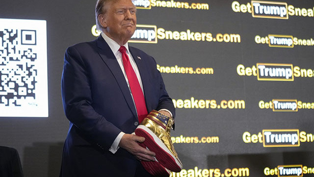 Доналд Тръмп пусна собствена марка обувки (ВИДЕО)