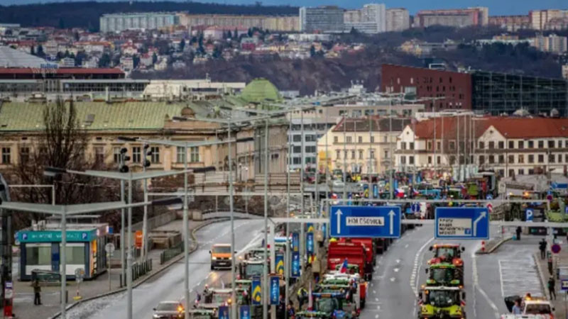 Зелената сделка и високите разходи накараха чешки фермери да влязат с тракторите си в Прага